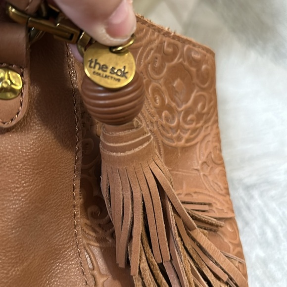 Beautiful leather embossed shoulder tote. NWOT - Picture 2 of 6